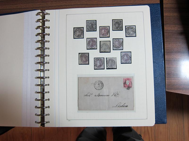 0019 (226).JPG -     Lote:    19      Marcofilia      Lotes Especiais       Descrição:         Portugal. Colecção especializada de carimbos de duplo círculo, tipo 1852, montada em 4 álbuns Lindner, com selos de diversas emissões e cartas, com estudo minucioso de cada marca. Lote a ver.         Lote       Valor Base:     &euro; 2.500,00     Valor Venda:     Retirado     